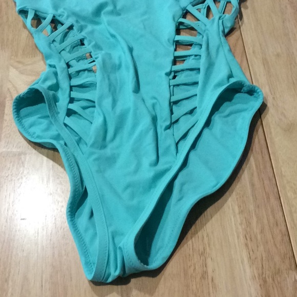 Red Carter - cutout one piece swimsuit - Picture 4 of 8